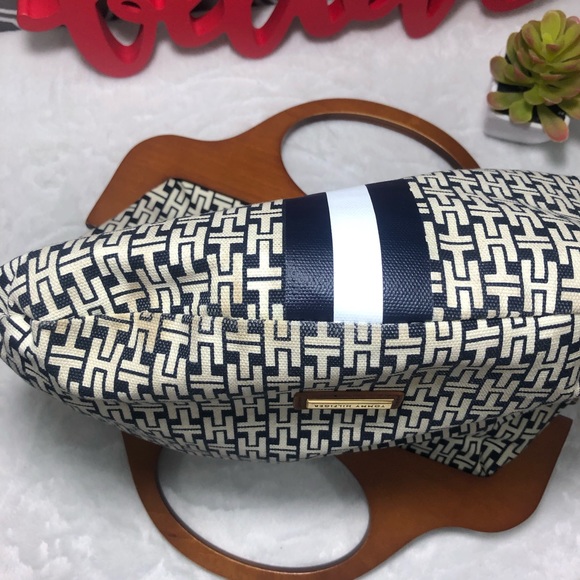 Tommy Hilfiger wooden handle purse - Picture 5 of 8